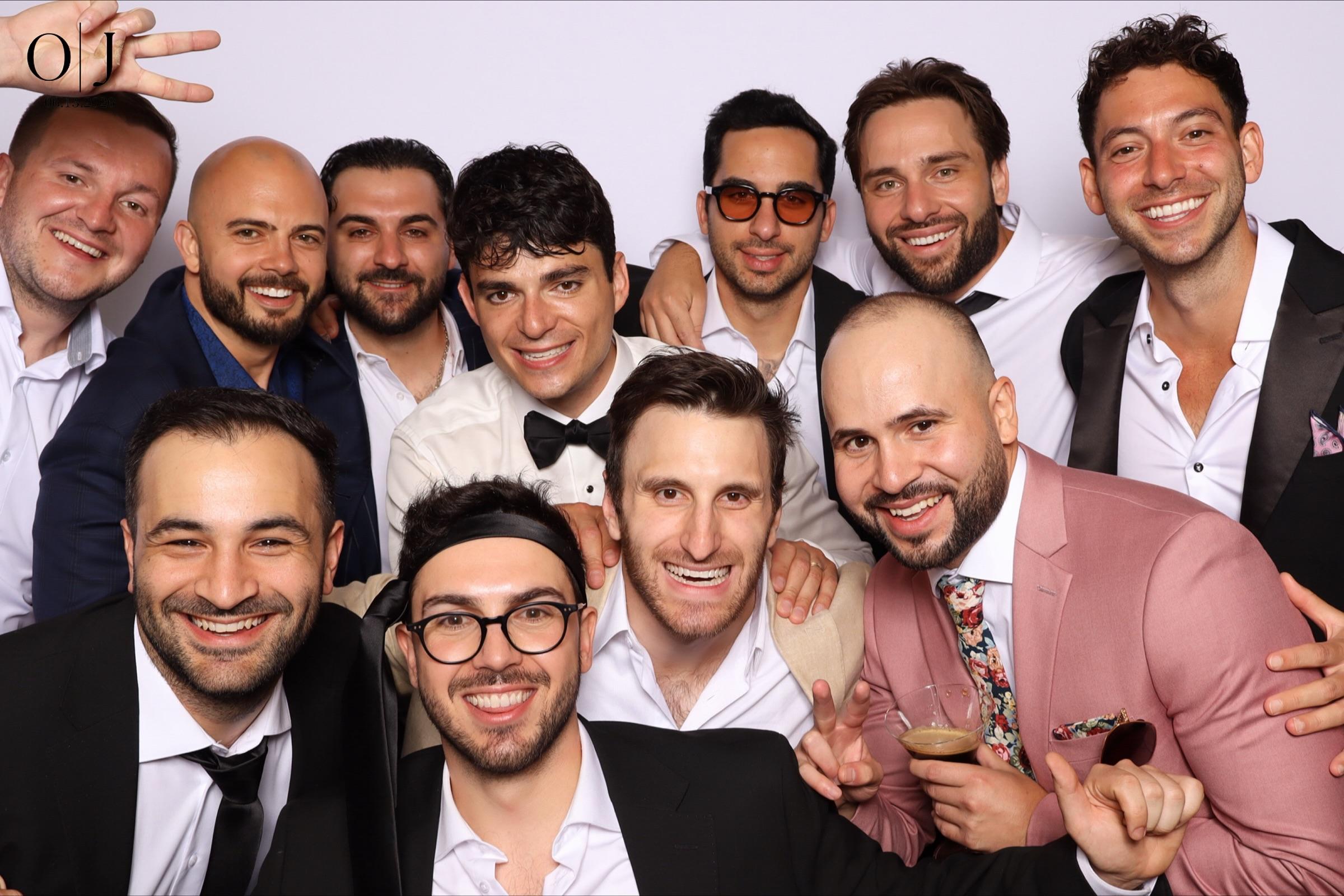 The moment you bring the party to the Photo Booth!🕺🏻📸 Celebrating Olivia & Julian! ✨

@a1photobooth.ca @eaglesnestgolf #a1photobooth #eaglesnestgolfclub #eaglesnestwedding #photoboothvaughan #weddingphotobooth