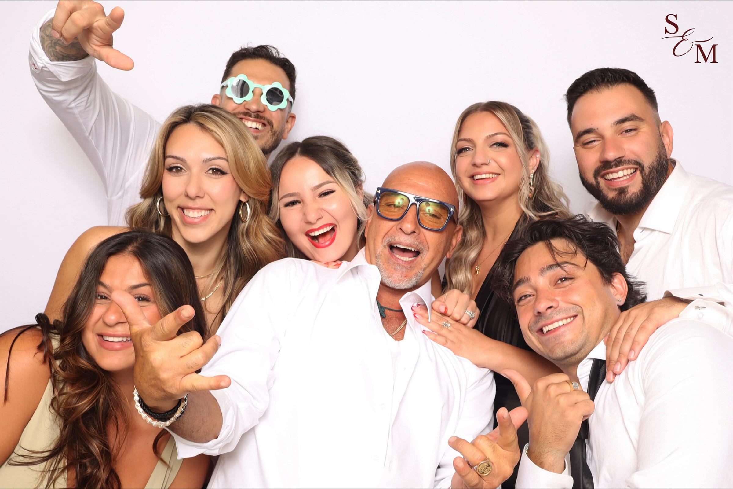 Every wedding has that table… and we’re here for it! 🤙🏼📸 Celebrating Saverio & Micaela! ✨

@a1photobooth.ca @venueventspace #a1photobooth #weddingphotobooth #photoboothvaughan #photoboothgta #2026bride